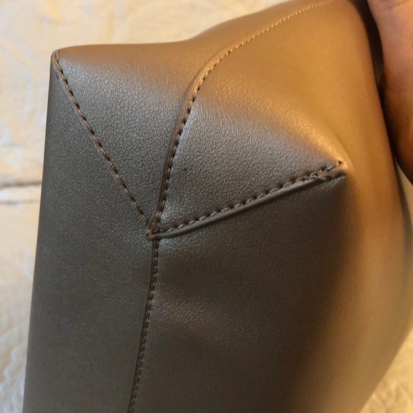 Vegan Leather Classy Shimmer Bucket Bag - Picture 6 of 7